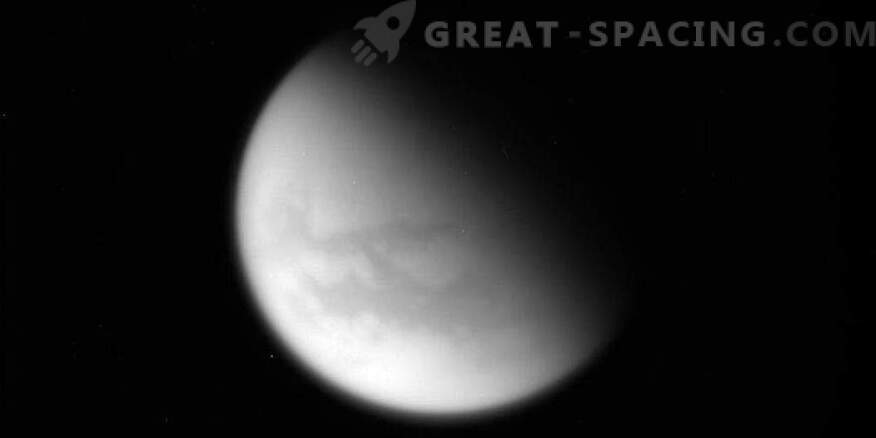 Касини завършва окончателното прелитане над Титан.
