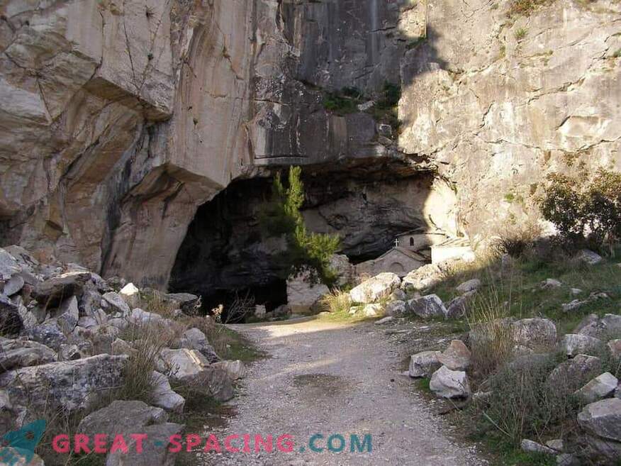 Странна дейност в пещерата Davelis. Научно обяснение и версии на уфолозите
