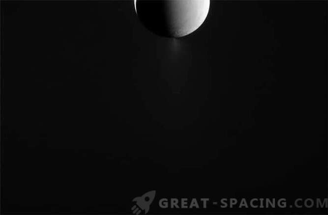 Касини наблюдава гейзерите на Енцелад