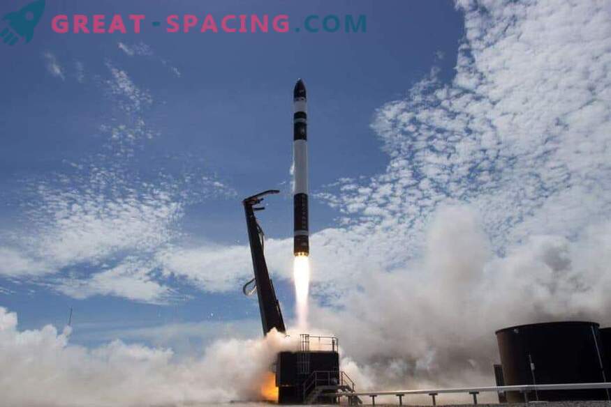 Генерирането на малки ракети се пуска в космоса.